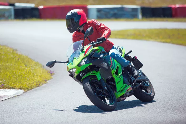 La Kawasaki Ninja 500 SE offre une combinaison réussie de performance accessible et d'apparence sportive, qui s'adresse aussi bien aux débutants qu'aux pilotes expérimentés. Nos testeurs Martin Bauer, Amelie, Alessio et Horvath ont intensivement testé cette moto aussi bien sur la route sinueuse que sur la piste de Supermoto.