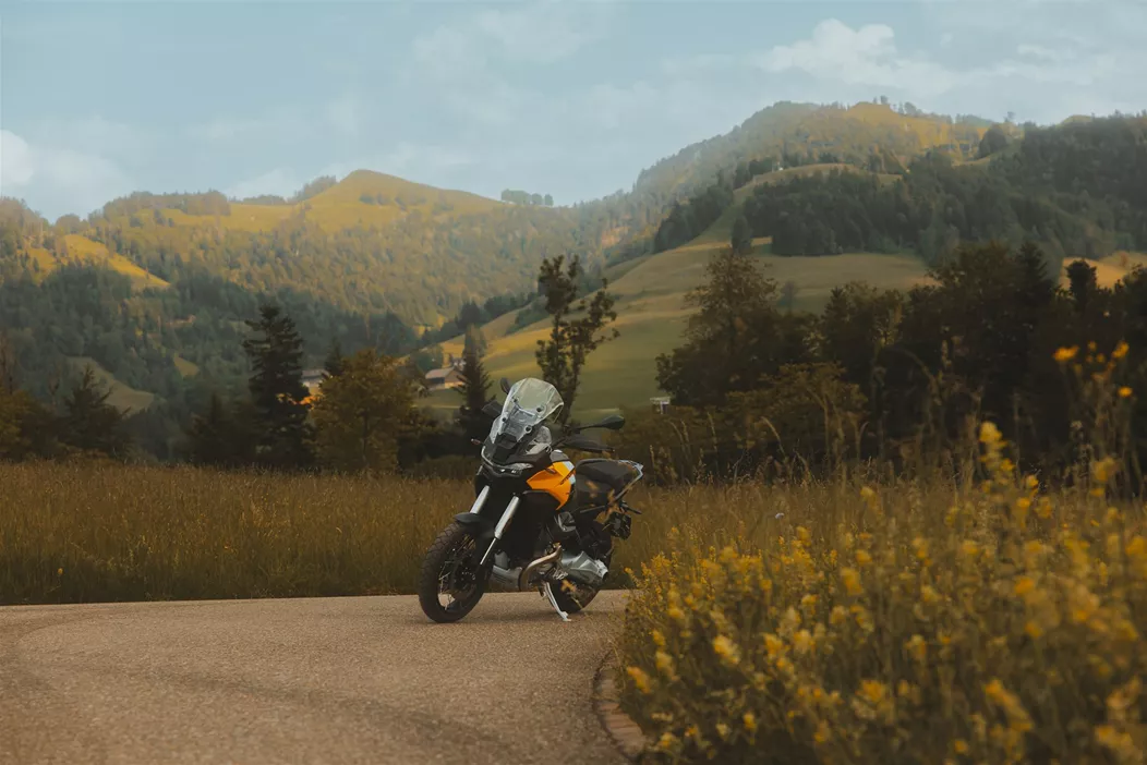Długo oczekiwana i wreszcie na drogach: Moto Guzzi Stelvio. Fascynujący motocykl, który przy bliższym przyjrzeniu się rodzi jeszcze więcej pytań, które wymagają odpowiedzi. Co można znaleźć za kierownicą nowej luksusowej adventure? Przyjrzeliśmy się bliżej!