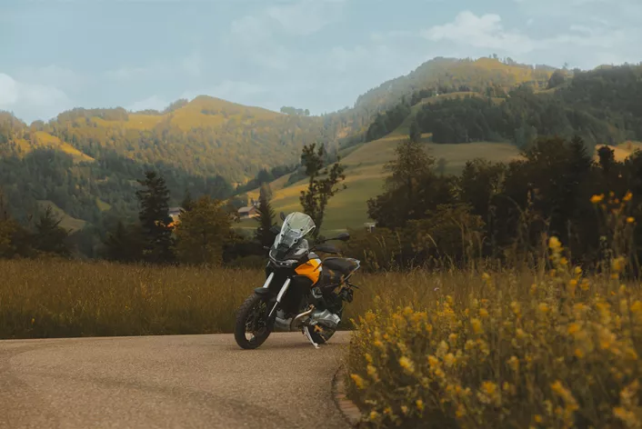 Lange erwartet und nun endlich auf den Strassen unterwegs: die Moto Guzzi Stelvio. Ein faszinierendes Motorrad, das bei genauerem Hinsehen nur noch mehr Fragen aufwirft, die nach Antworten verlangen. Was findet man hinter dem Lenker der neuen Luxus-Reiseenduro? Wir haben genauer hingeschaut!