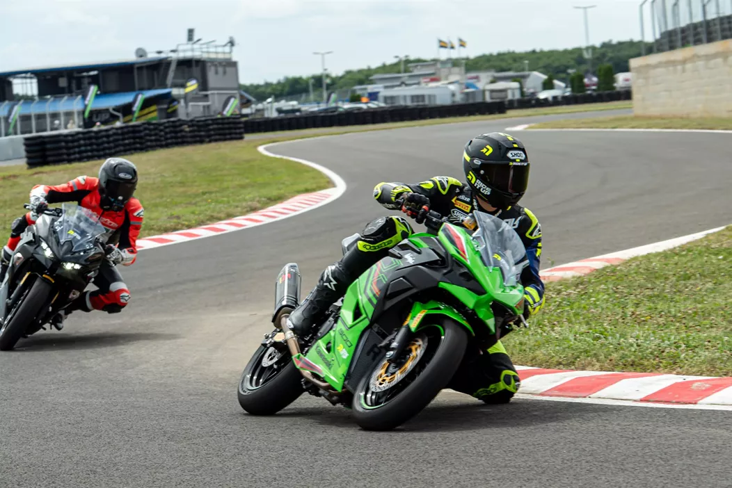 Roland Resch rozšiřuje svůj trénink na novou motokárovou dráhu na Pannoniaringu. Byli jsme u toho a vyzkoušeli jsme to.