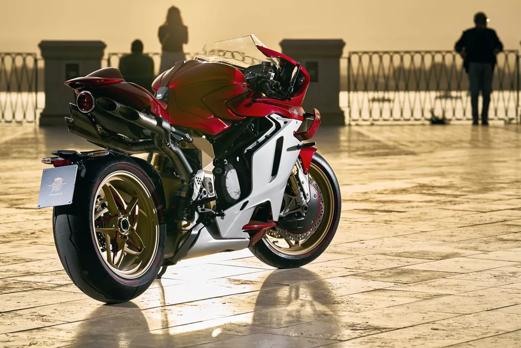 MV Agusta expands the retro-racer family and presents the new Superveloce 1000 Serie Oro. With plenty of power and a limited production run, it is aimed at collectors.