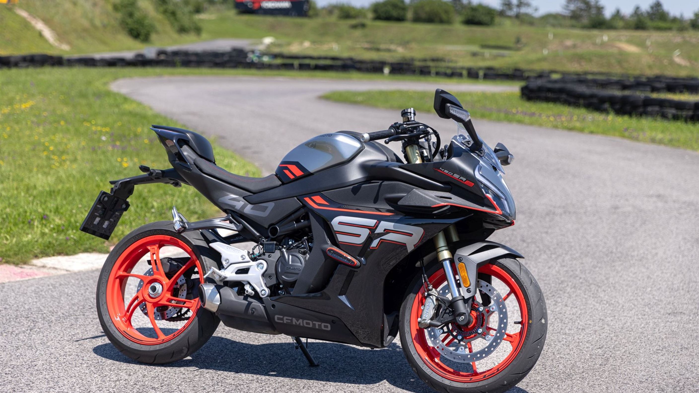 CFMOTO 450SR S Test 2024 - Più di una semplice estetica brutale? CFMOTO 450SR S Test 2024 - Più di una semplice estetica brutale?