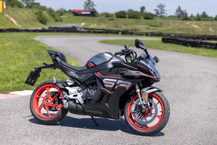 La CFMOTO 450SR S montre que sportivité abordable et technologie moderne peuvent aller de pair. Nos testeurs Martin Bauer, Amelie, Alessio et Horvath ont testé la moto sur la route sinueuse et sur la piste de supermoto.