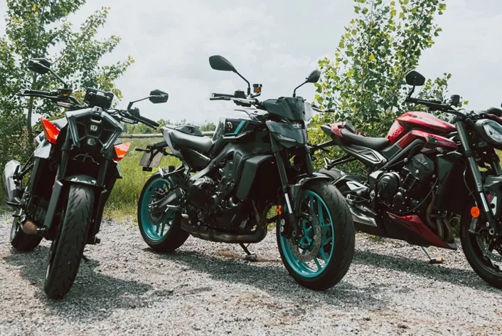 NastyNils takes a close look at the KTM 990 Duke, Yamaha MT-09, and Triumph Street Triple RS. Three top naked bikes, tested by ten experts in the twisties. From engine performance to handling and brakes – we checked everything. Find out which bike suits your needs best, whether you want to rock the streets or conquer the race track. A comparison that will make your decision easier!
