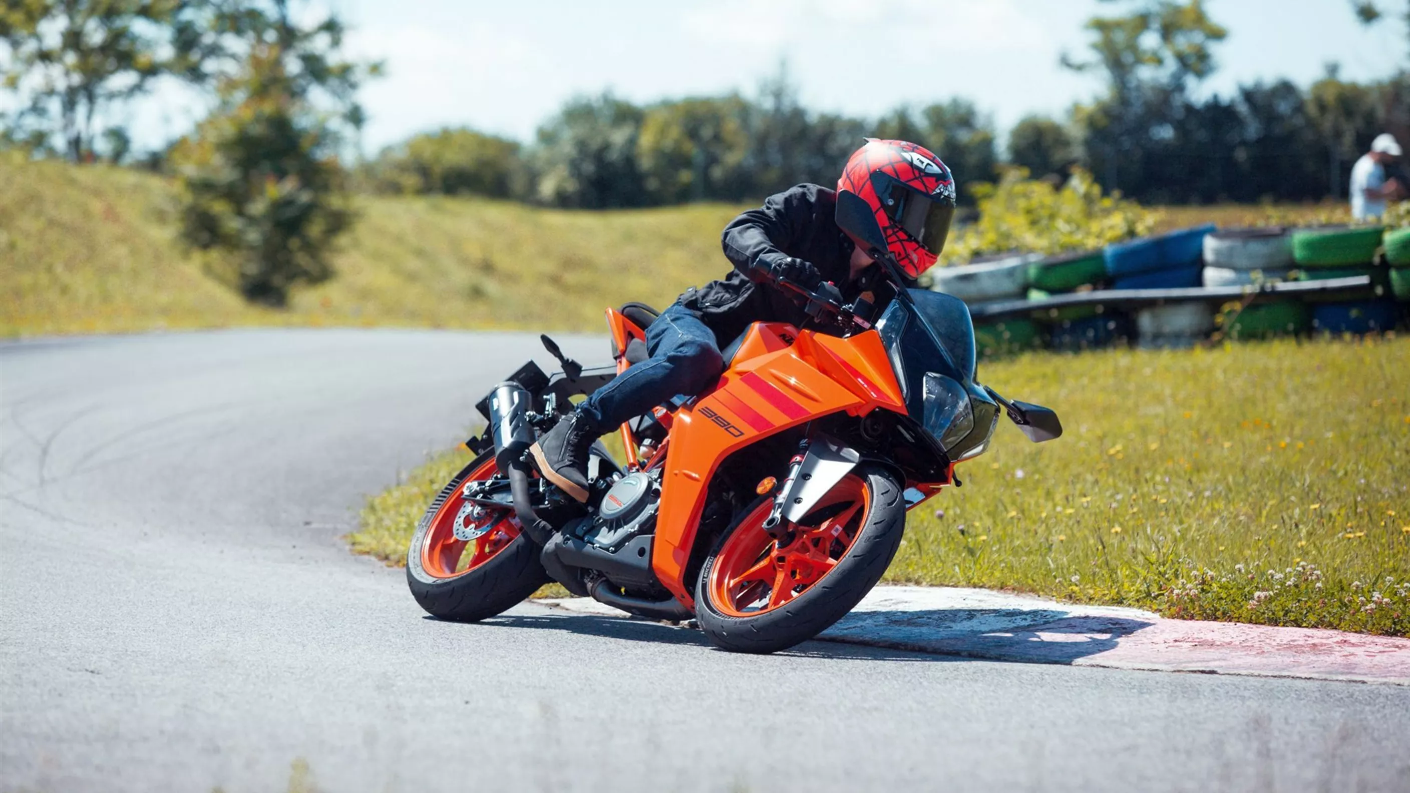 Test KTM RC 390 2024 na supermoto trati Test KTM RC 390 2024 na supermoto trati