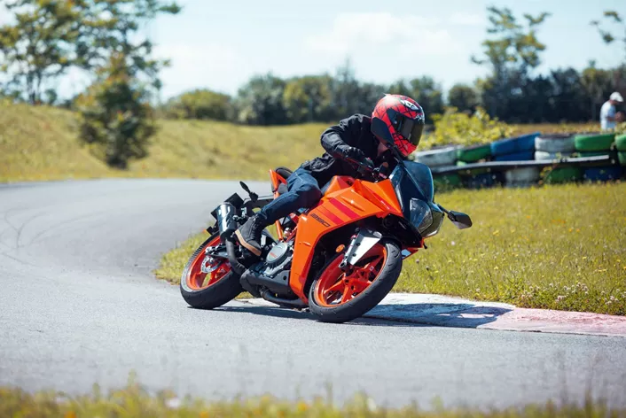 La KTM RC 390 combine une performance sportive avec un comportement de conduite agile, attrayant tant pour les débutants que pour les pilotes expérimentés. Nos testeurs Martin Bauer, Amelie, Alessio et Horvath ont testé intensivement cette moto sur la route sinueuse et sur la piste de supermoto.