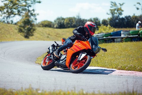 KTM RC 390 Test 2024 auf der Supermoto-Strecke