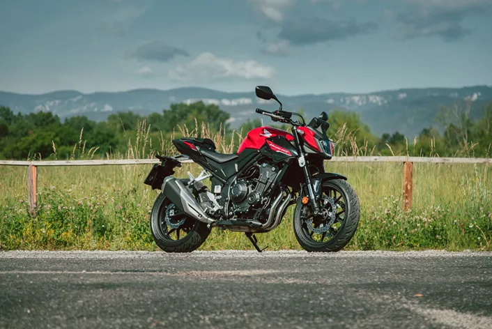 1000PS nimmt sechs Top-Einsteiger Nakedbikes unter die Lupe: Honda CB500 Hornet, Kawasaki Z 500 SE, CF MOTO 450 NK, KTM 390 Duke, Husqvarna Vitpilen 401 und Triumph Speed 400. Getestet von 12 Experten in der buckligen Welt. Von Motorleistung über Handling bis zu den Bremsen – wir haben alles geprüft. Erfahrt, welches Bike sich für Einsteiger am besten eignet und warum. Ein Vergleich, der euch die Entscheidung erleichtern wird!