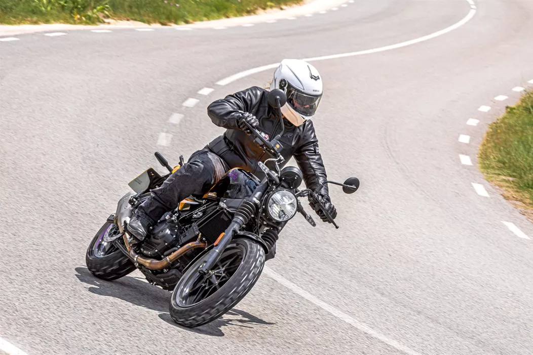 Royal Enfield amplia l'offerta di modelli Roadster A2 e presenta la nuova Guerrilla 450 a Barcellona. Abbiamo già potuto testare la nuova naked bike e vi sveliamo cosa, oltre al prezzo, è ancora attraente.