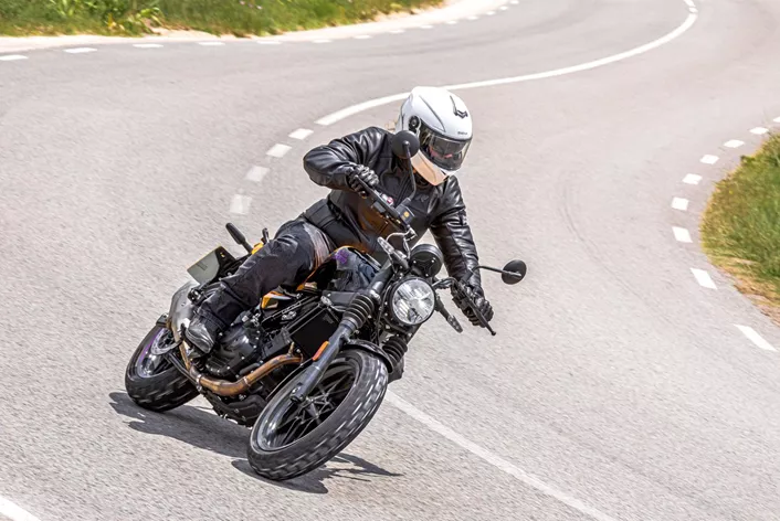 Royal Enfield breidt het aanbod van A2 Roadster-modellen uit en presenteert de nieuwe Guerrilla 450 in Barcelona. We konden de nieuwe Naked Bike al testen en vertellen jullie wat er naast de prijs nog meer aantrekkelijk is.