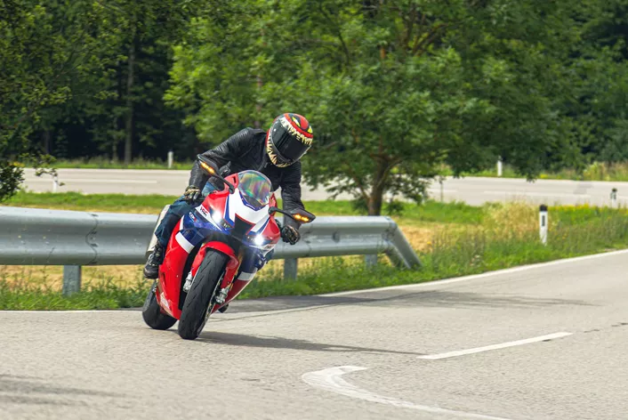La Honda Fireblade SP est l'une des motos les plus sportives et les plus puissantes que l'on puisse légalement conduire sur la route. Mais est-ce une bonne idée ? Nous l'avons découvert sur la route sinueuse.