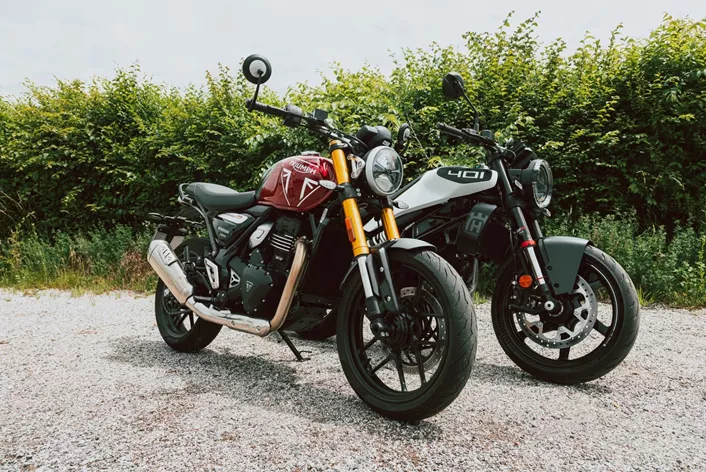 1000PS vergleicht zwei stylische Einsteiger-Nakedbikes: die Husqvarna Vitpilen 401 und die Triumph Speed 400. 12 Testpiloten haben beide Modelle auf Herz und Nieren geprüft. Von skandinavisch inspiriertem Design bis britischem Understatement, von agilem Handling bis komfortablem Cruisen – wir haben alles unter die Lupe genommen. Erfahrt, welches Bike mehr Fahrspaß bietet und besser zu eurem Stil passt. Ein Vergleich, der Style und Substanz vereint!