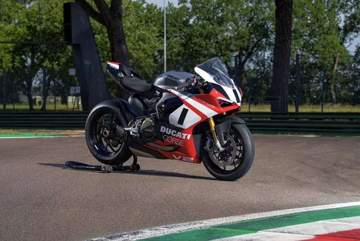 Ducati je najavio ograničeno specijalno izdanje Panigale V2, koje će kao Panigale V2 Superquadro Final Edition odati počast revolucionarnom Superquadro dvocilindričnom motoru. Ovo izdanje će biti dostupno širom sveta u samo 555 numerisanih primeraka.