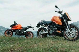 KTM 990 Duke 2024 vs. KTM 990 Super Duke 1. Generation KTM 990 Duke 2024 vs. KTM 990 Super Duke 1. Generation