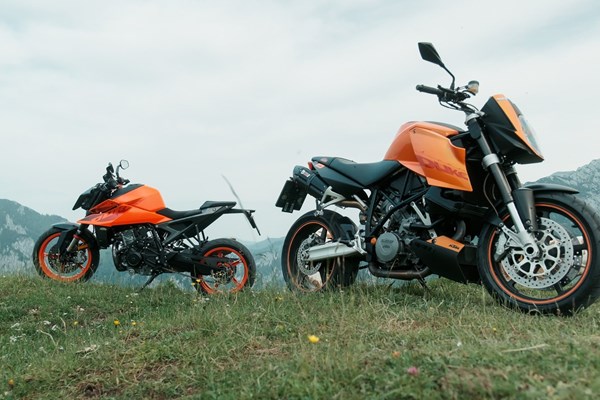 KTM 990 Duke 2024 vs. KTM 990 Super Duke 1. Generation KTM 990 Duke 2024 vs. KTM 990 Super Duke 1. Generation