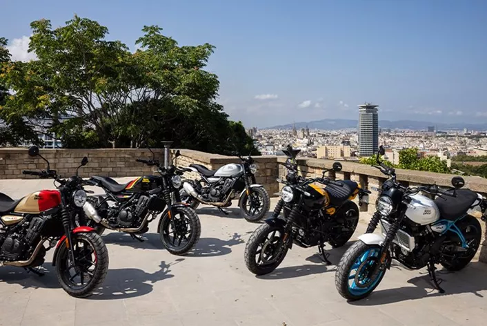 A Royal Enfield apresentou hoje sua nova roadster premium – a Royal Enfield Guerrilla 450. A Guerrilla é baseada na plataforma Sherpa-450, conhecida da nova Himalayan, sendo assim o segundo modelo da Royal Enfield com motor refrigerado a líquido. Aqui você encontra todos os detalhes sobre a nova Guerrilla 450.