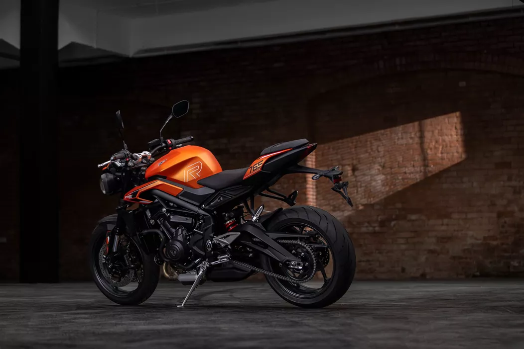 Triumph Motorcycles erweitert die Street Triple 765 R um eine A2-konforme Variante. Diese neue Version zielt darauf ab, jungen Fahrern und Besitzern eines A2-Führerscheins maximalen Fahrspaß zu bieten.