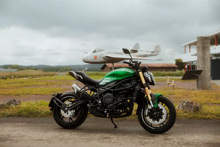 W 2018 roku zaprezentowano Benelli 752S. Czy ten motocykl wciąż jest gorącym kandydatem w 2024 roku? Przetestowaliśmy go w zachodniej Szwajcarii.
Co wspólnego ma sprawdzony przepis na ciasto babci z Benelli? Jeśli działa, nie zmieniaj go. Przynajmniej tak się wydaje, biorąc pod uwagę, że Benelli zaprezentowała 752S sześć lat temu na EICMA 2018 – i od tego czasu motocykl nie zmienił się zbytnio. To stwierdzenie ma jednak bardziej złożone przesłanie, niż mogłoby się wydawać na pierwszy rzut oka. Więc koniecznie czytaj dalej.