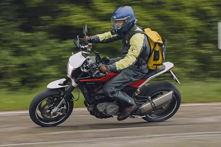 From the brief marriage between BMW and Husqvarna emerged a unique naked bike: the Husqvarna Nuda 900. Nowadays, they are rare and sought after, but we managed to snag a Nuda 900 R from Limbächer and check how much funbike is still in it.