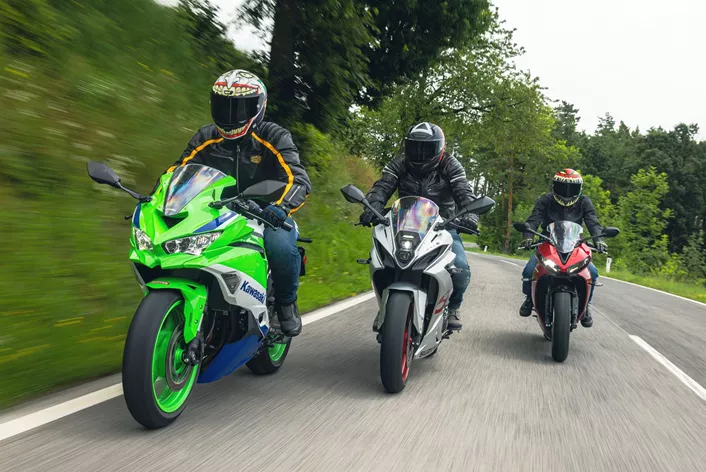 W naszym teście porównawczym zmierzą się trzy wyjątkowe motocykle sportowe: Triumph Daytona 660, Suzuki GSX-8R oraz Kawasaki Ninja ZX-4RR 40th Anniversary Edition. Wszystkie trzy maszyny zostały intensywnie przetestowane na drodze przez naszych testerów: Martina Bauera, Horvatha, Amelie i Alessio.
