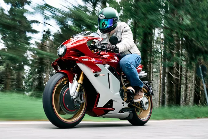 Lieu du crime, Varese : Les choses deviennent sérieuses, je peux vraiment y aller ! Une journée de test incroyable en selle de la MV Agusta Superveloce 1000 Serie Oro.