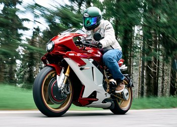 MV Agusta Superveloce 1000 Serie Oro Test MV Agusta Superveloce 1000 Serie Oro Test