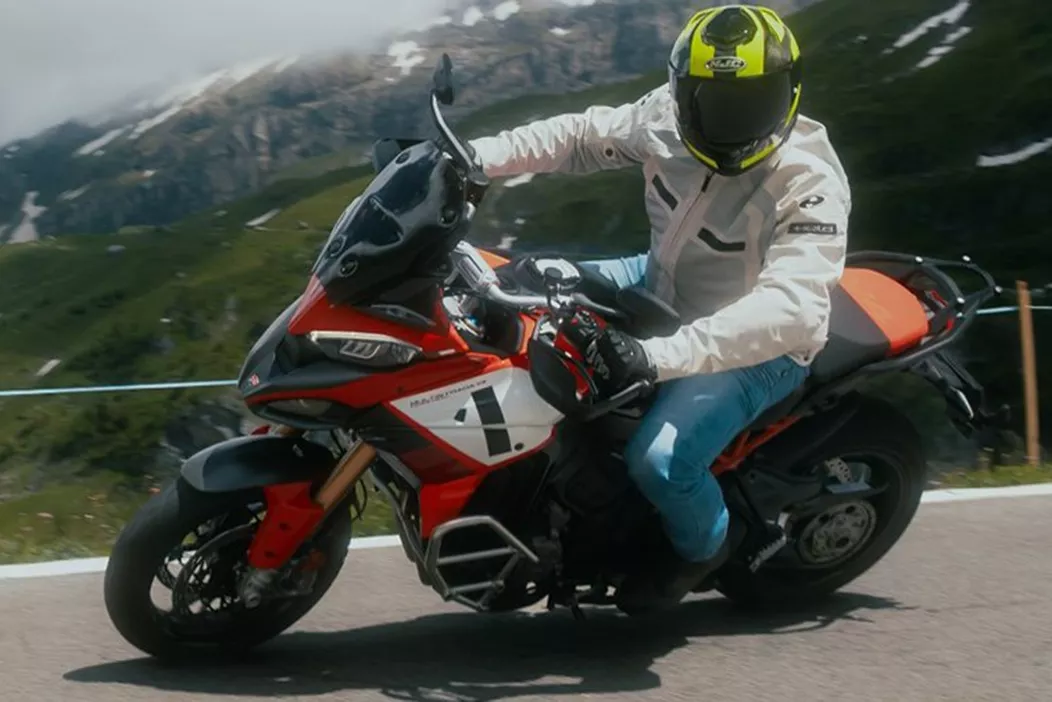 La Ducati Multistrada est une puissante moto d’aventure avec son moteur V4 de 170 chevaux, couvrant un nombre étonnant de souhaits. Pour tous ceux qui aiment une conduite particulièrement sportive sur leur moto d’aventure, les Italiens proposent la Pikes Peak avec des pneus de 17 pouces - un test vraiment magnifique sur les cols suisses !