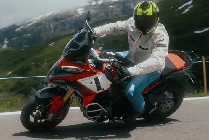 The Ducati Multistrada, with its 170 hp V4 engine, is a mighty adventure bike that covers an astonishing number of desires. For those who prefer a particularly sporty ride on their adventure bike, the Italians offer the Pikes Peak with 17-inch tires - a truly magnificent test on Swiss passes!