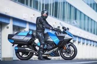 Kawasaki zeigt das Wasserstoff-Motorrad erstmals in Fahrt Kawasaki zeigt das Wasserstoff-Motorrad erstmals in Fahrt