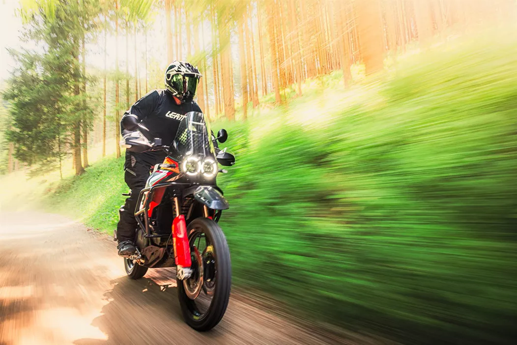 In der Geschichte von 1000PS war es die bisher aufwändigste Offroad-Testproduktion: Über drei Tage hinweg stellten sich 13 aktuelle Adventurebikes in selektivem Enduro Gelände einem umfangreichen Vergleichstest. Trotz brütender Hitze von knapp 35 Grad und langer Arbeitstage bewies die Test-Crew unglaubliche Ausdauer und zeigte Engagement. Die harte Arbeit und Hingabe resultierten in detaillierten, aufschlussreichen Testeindrücken sowie natürlich auch leiwandem Bild- und Video-Material. 6 Redakteure waren mit dabei - 3 Offroad-Profis und 3 Allrounder aus der 1000PS Redaktion. Welches Modell hat 2024 abseits der Straßen die Nase vorn? Wir sehen uns an wo die Ducati Desert X Rally im Vergleich zu ihren Konkurrenten steht.