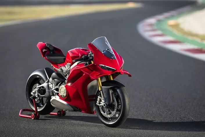 Chez Ducati, une nouvelle ère commence ! Lors de la World Ducati Week, les Italiens présentent les Panigale V4 et Panigale V4 S, entièrement redéveloppées. Voici toutes les infos !