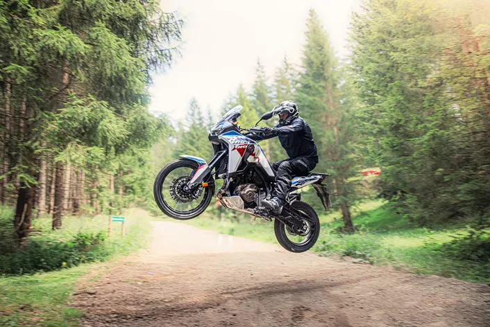 In de geschiedenis van 1000PS was het de meest uitgebreide offroad-testproductie tot nu toe: Gedurende drie dagen namen 13 actuele adventure bikes het in selectief enduro terrein tegen elkaar op in een uitgebreide vergelijkingstest. Ondanks de verzengende hitte van bijna 35 graden en lange werkdagen toonde de testcrew ongelooflijke uithoudingsvermogen en inzet. Het harde werk en de toewijding resulteerden in gedetailleerde, verhelderende testindrukken en natuurlijk ook geweldig beeld- en videomateriaal. 6 redacteuren waren erbij: 3 offroad-professionals en 3 allrounders van de 1000PS redactie. Welk model heeft in 2024 off-road de overhand? In dit verslag werpen we een blik op de prestaties van de Honda CRF1100L Africa Twin!