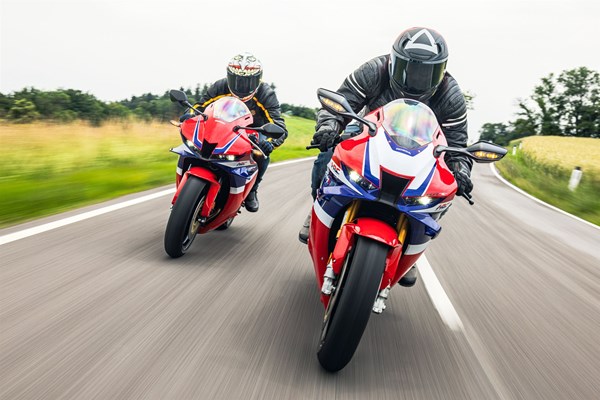 Muss es die Große sein? Honda CBR600RR vs. Fireblade SP