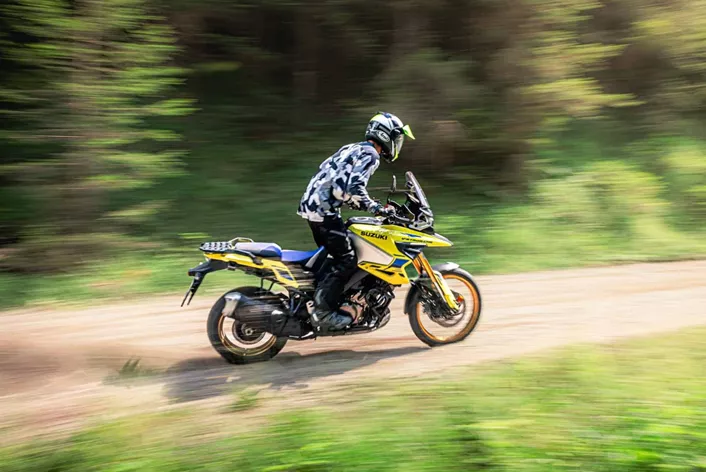 En la historia de 1000PS, ha sido la producción de prueba offroad más elaborada hasta la fecha: durante tres días, 13 motos adventure actuales se enfrentaron a un extenso test comparativo en un terreno de enduro selectivo. A pesar del calor abrasador de casi 35 grados y de largas jornadas de trabajo, el equipo de pruebas demostró una resistencia increíble y mostró un gran compromiso. El arduo trabajo y la dedicación resultaron en impresiones de prueba detalladas y reveladoras, así como en material de imagen y video impresionante. Participaron 6 redactores: 3 profesionales del offroad y 3 todoterrenos de la redacción de 1000PS. ¿Qué modelo liderará fuera de las carreteras en 2024? En este informe, echamos un vistazo al rendimiento de la Suzuki V-Strom 1050 DE.