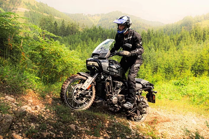 Na história da 1000PS, foi a produção de teste offroad mais elaborada até agora: Durante três dias, 13 motos adventure atuais enfrentaram um teste comparativo abrangente em terreno enduro seletivo. Apesar do calor escaldante de quase 35 graus e dos longos dias de trabalho, a equipe de teste demonstrou uma resistência incrível e mostrou comprometimento. O trabalho árduo e a dedicação resultaram em impressões de teste detalhadas e esclarecedoras, bem como, é claro, em material de imagem e vídeo espetacular. 6 redatores participaram: 3 profissionais de offroad e 3 generalistas da redação da 1000PS. Qual modelo estará na frente fora das estradas em 2024? Neste relatório, damos uma olhada no desempenho da Harley-Davidson Pan America 1250!