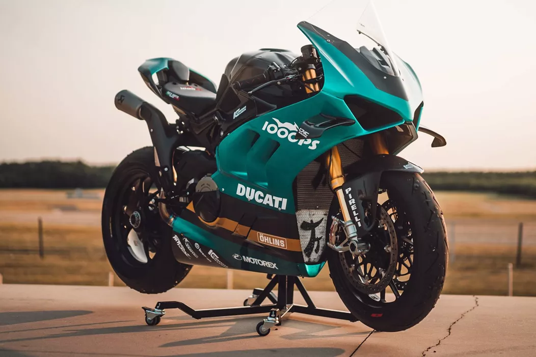 Wir stellen die neueste Plug & Play Version der Öhlins FGR 250 Federgabel anhand unseres Ducati Panigale V4 Racebike Projekts vor. Dieses Fahrwerk bringt Performance auf WM-Niveau mit sich und passt ganz einfach, ohne zusätzliche Anpassungsarbeiten. Eben Plug & Play!