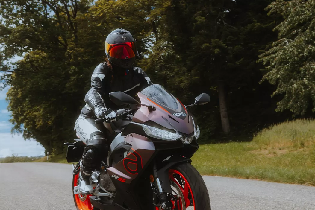 Wen es schon immer gereizt hat, Motorradfahren zu lernen, jedoch gleich möglichst nah am Puls der Rennfahrer im Supersport zu verweilen, hat mit der neuen Aprilia RS 457 die besten Chancen darauf. Racing pur zum Einsteigerbudget.
