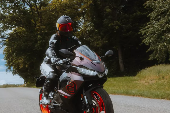Pour ceux qui ont toujours été tentés d'apprendre à conduire une moto, mais qui souhaitent rester aussi proches que possible des sensations des pilotes de Supersport, la nouvelle Aprilia RS 457 offre les meilleures chances de le faire. La course pure à un budget d'entrée de gamme.