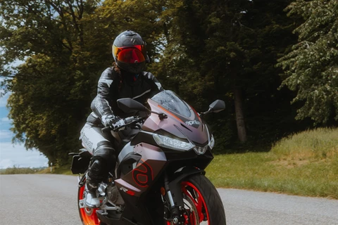 Aprilia RS 457 - Erfahrungsbericht aus dem weiblichen Fahrerlager Aprilia RS 457 - Erfahrungsbericht aus dem weiblichen Fahrerlager