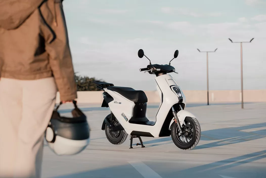 A Honda bemutatta az elso európai piacra szánt elektromos mopedjét, az EM1 e:-t, amelyet kifejezetten a fiatal városi közlekedoknek terveztek. Az EICMA kiállításon debütáló modell most 989.000 Ft-os bevezeto áron érheto el Magyarországon. Ez az összeg tartalmazza a Honda Mobile Power Pack e: cserélheto akkumulátort és a hozzá tartozó töltot is.