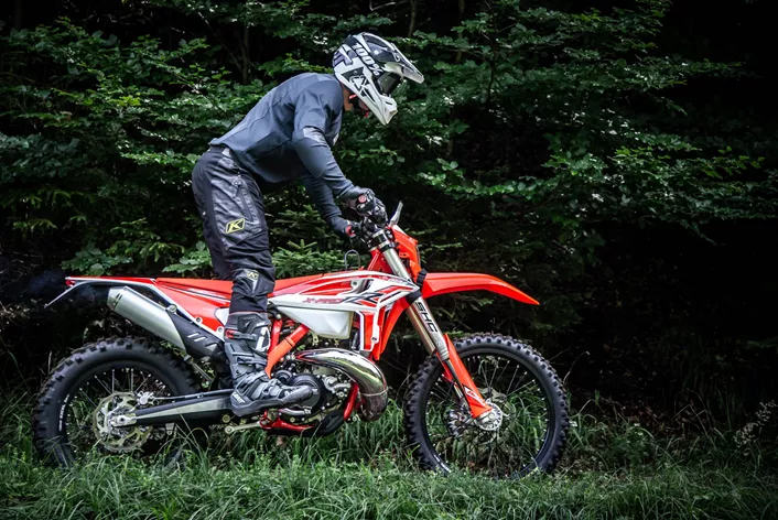 Con la presentación de la Beta RR X-Pro 2025 en la selectiva pista de Rohr im Gebirge, el fabricante italiano demuestra que entiende cómo satisfacer los deseos de los pilotos de enduro más exigentes. Estos nuevos modelos son una evolución significativa de la serie RR anterior y establecen nuevos estándares en cuanto a manejo, rendimiento del chasis y rendimiento general.