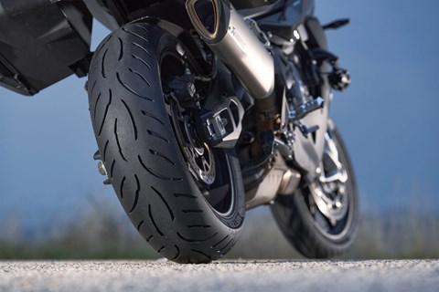 Metzeler stellt neue Spezifikation ROADTEC 02 M vor