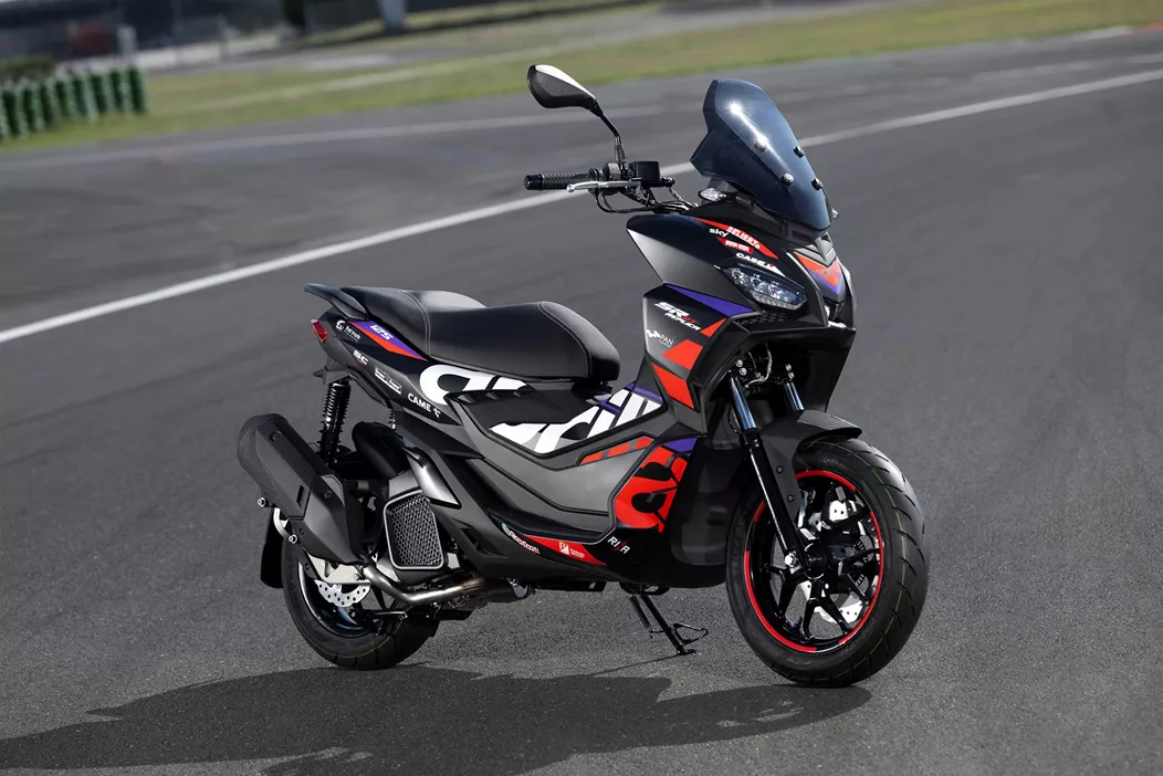 Aprilia hat die SR GT Replica 2024 vorgestellt, eine sportliche Variante ihres "Urban Adventure"-Rollers, die sich durch ein Design auszeichnet, das von den MotoGP-Maschinen des Aprilia Racing Teams inspiriert ist.