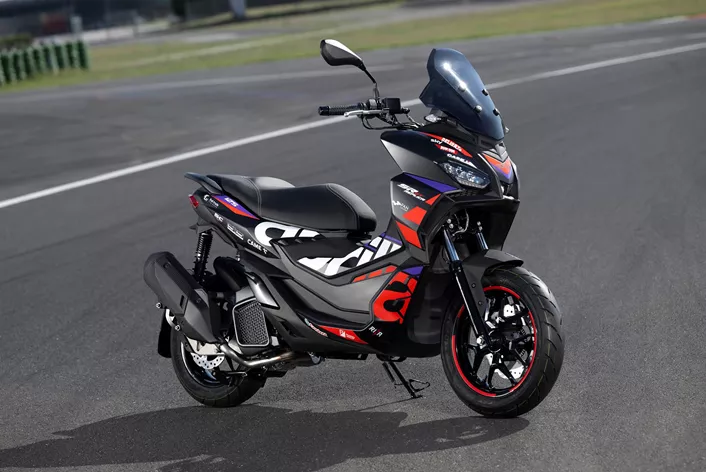 Aprilia a présenté la SR GT Replica 2024, une variante sportive de son scooter "Urban Adventure", qui se distingue par un design inspiré des machines MotoGP de l'équipe Aprilia Racing.