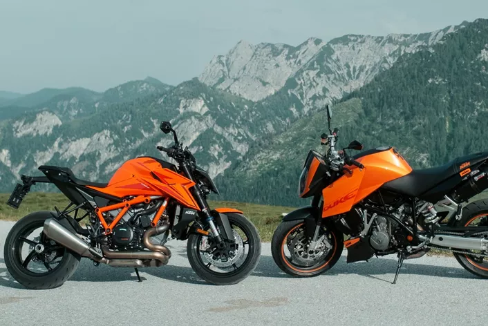 Extreme Motorräder im Lauf der Zeit. Beinahe 20 Jahre trennen die beiden KTM Super Duke Modelle. Wie geht das Duell aus?