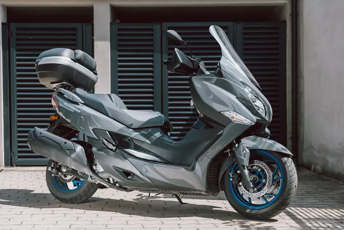 The Suzuki Burgman 400 is one of the most well-known and established maxi-scooters on the market. With the introduction of the current generation in 2017 and the Euro-5 update in 2021, it has proven itself as a reliable companion for commuters and occasional riders alike. In 2024, we subjected the Burgman 400 to an intensive long term test to find out how it performs in everyday life and whether it still lives up to its legendary reputation.