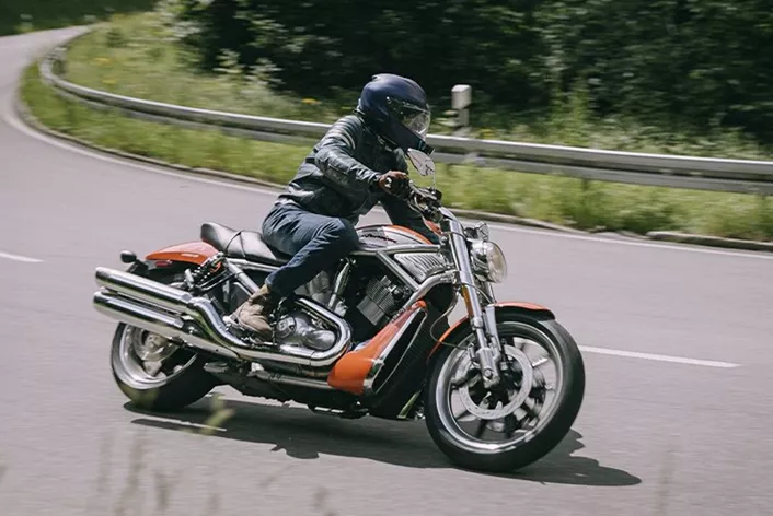 Na začátku 2000. let se Harley-Davidson spojil s Porsche Engineering a vyvinul jedinečnou, tehdy revoluční modelovou řadu: Zrodily se V-Rod Harleys. V-Rod Street Rod byla mezi nimi nejméně oblíbená, ale také nejvýjimečnější z těchto strojů. Testovali jsme, zda si její špatná pověst mezi fanoušky Harleyů zaslouží, nebo zda by mohla jako použitý motocykl najít nový věhlas.