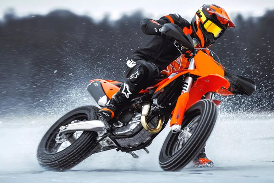 KTM präsentiert mit der 450 SMR 2025 eine überarbeitete Version ihrer Supermoto. Basierend auf der kürzlich vorgestellten KTM 450 SX-F 2025 wurden bei diesem Modell diverse technische und ergonomische Anpassungen vorgenommen, um die Leistung auf der Rennstrecke zu optimieren.