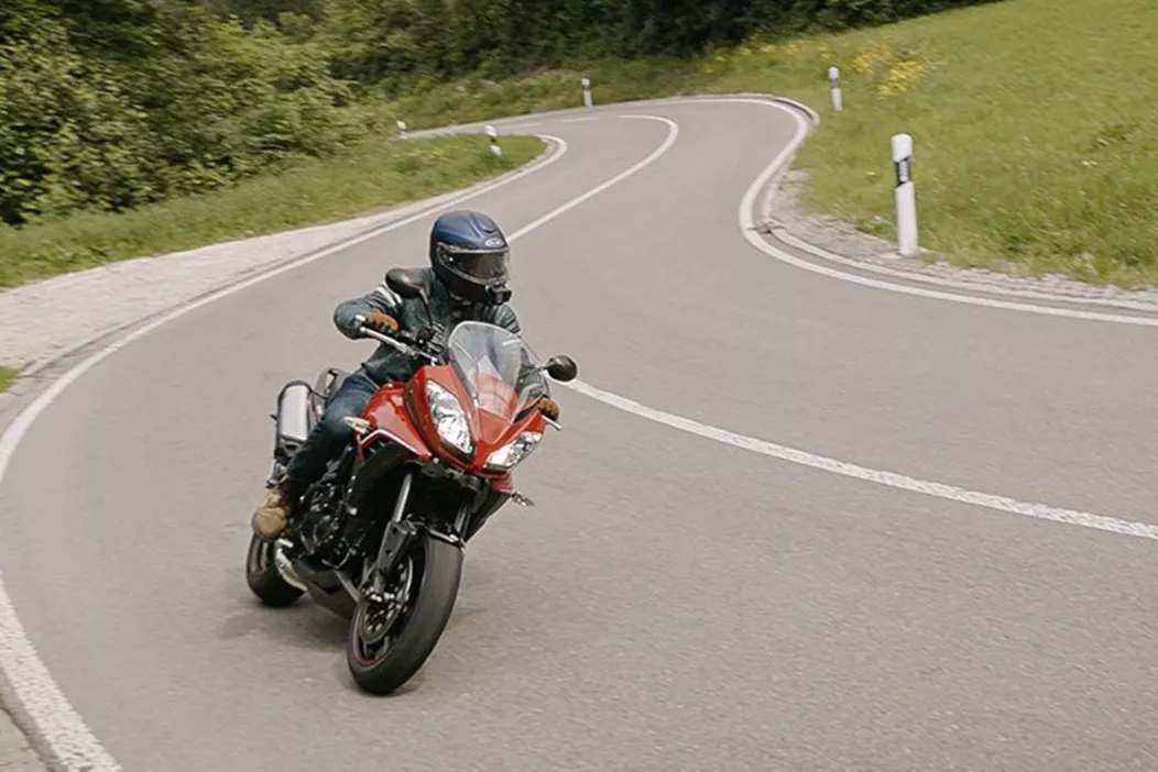 Triumph je z modelom Tiger Sport 1050 združil potovalno podvozje s športnim motorjem. Rezultat je bilo vsestransko motorno kolo, po katerem oboževalci še danes hrepenijo. Preverjamo, ali lahko prva Tiger Sport 1050 tudi v letu 2024 še vedno navdušuje.