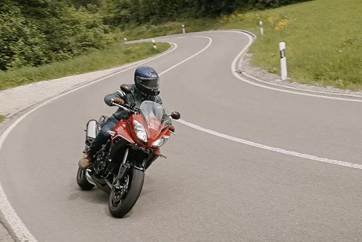 Mit der Tiger Sport 1050 kombinierte Triumph ein tourentaugliches Chassis mit sportlichem Motor. Das Ergebnis war ein vielseitiges Motorrad, dem Fans heute noch nachtrauern. Wir testen, ob die erste Tiger Sport 1050 im Jahr 2024 auch noch für Begeisterung sorgen kann.